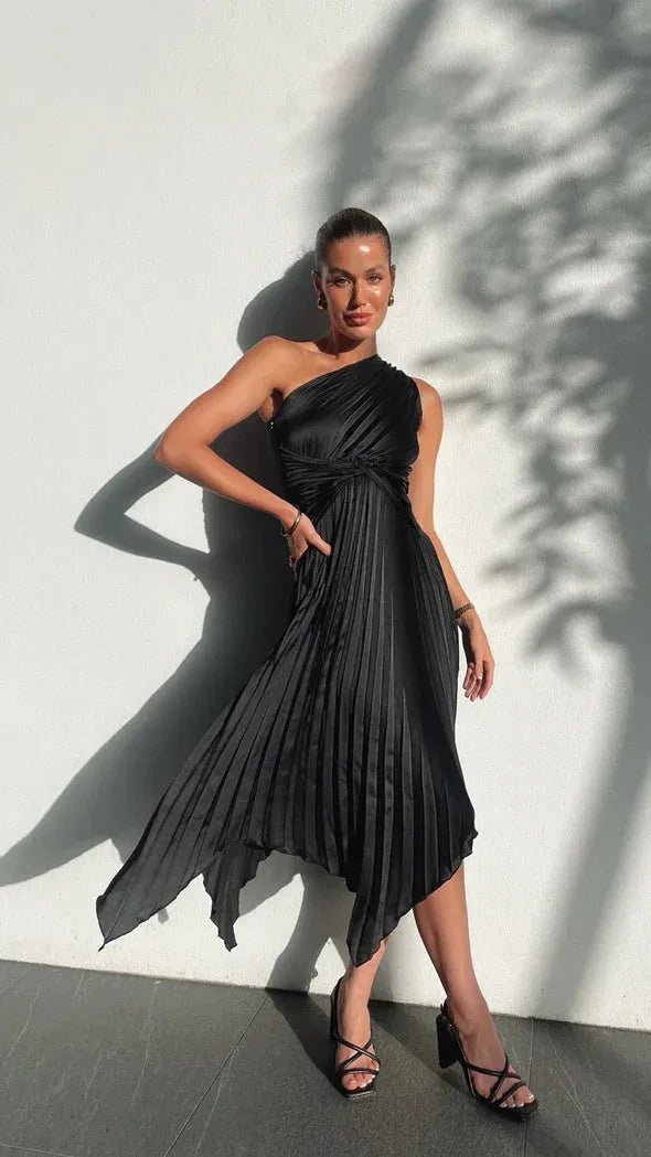 Robe à une épaule, silhouette ajustée élégante. 9
