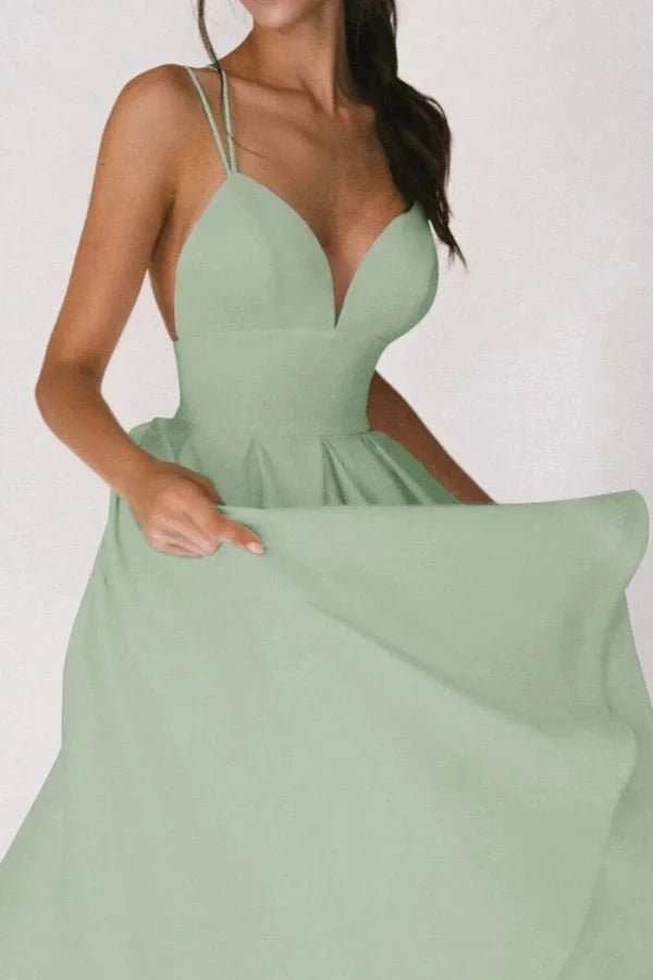 Robe de soirée cintrée avec col en V élégant et bretelles réglables. 7