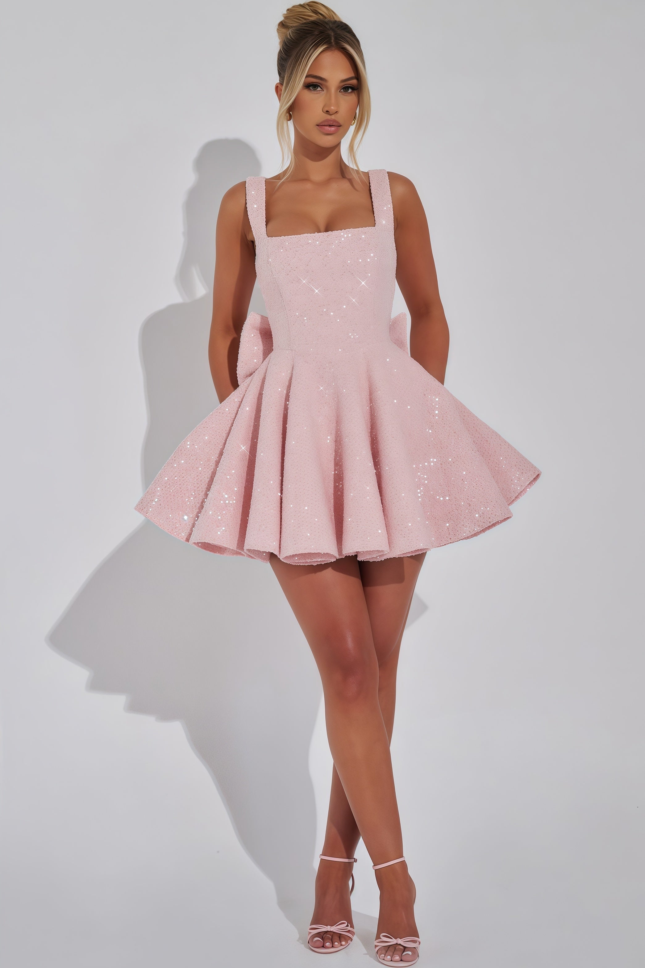 Robe de soirée chic, silhouette mini, encolure carrée. - 1
