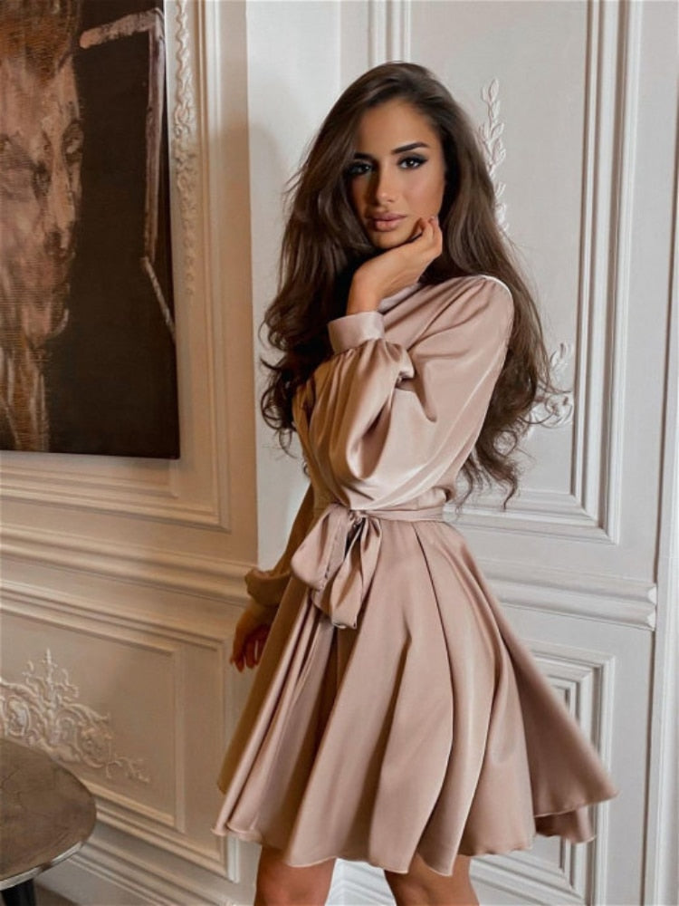 Robe de soirée chic, silhouette fluide, décolleté en V, sans manches. - 4