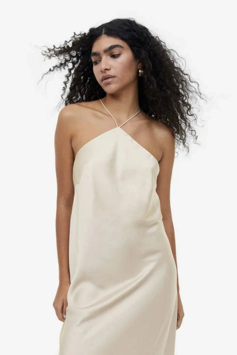 Robe dos nu, silhouette cintrée élégante. 2