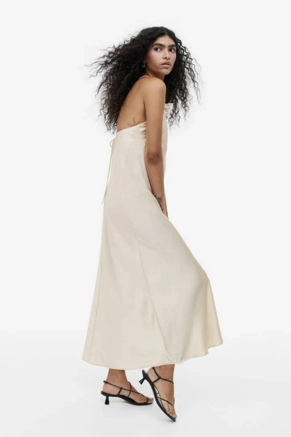Robe dos nu, silhouette cintrée élégante. 3