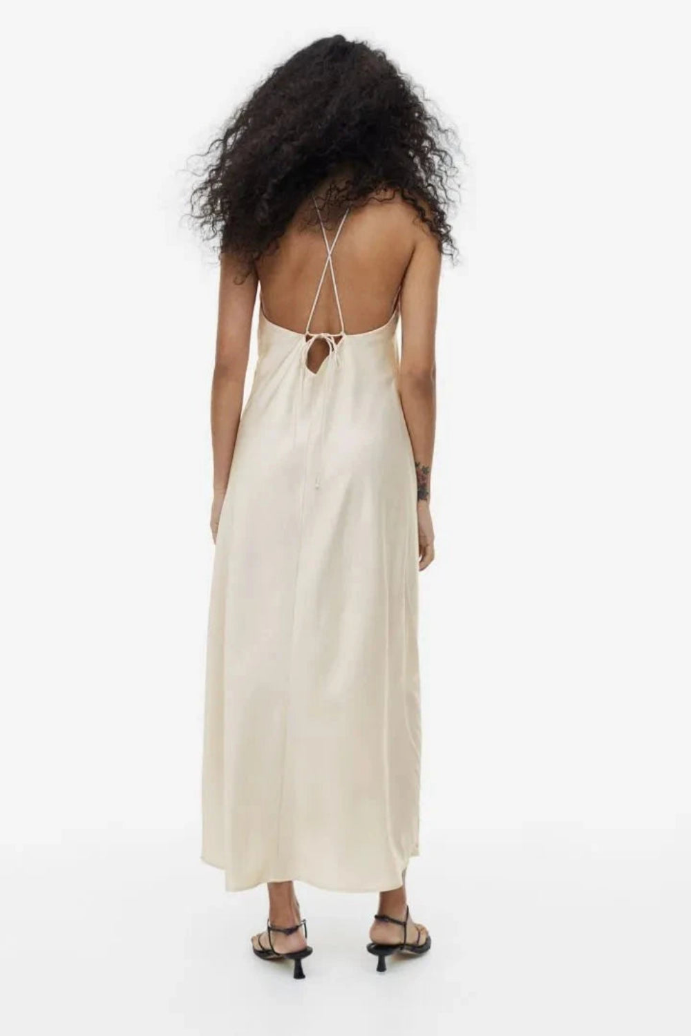 Robe dos nu, silhouette cintrée élégante. 4