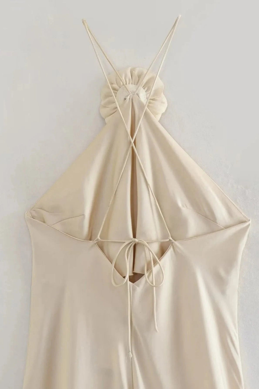 Robe dos nu, silhouette cintrée élégante. 5