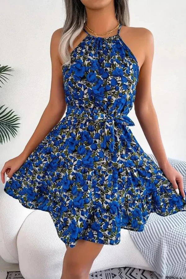 Robe élégante à dos nu avec volants, silhouette fluide. 0