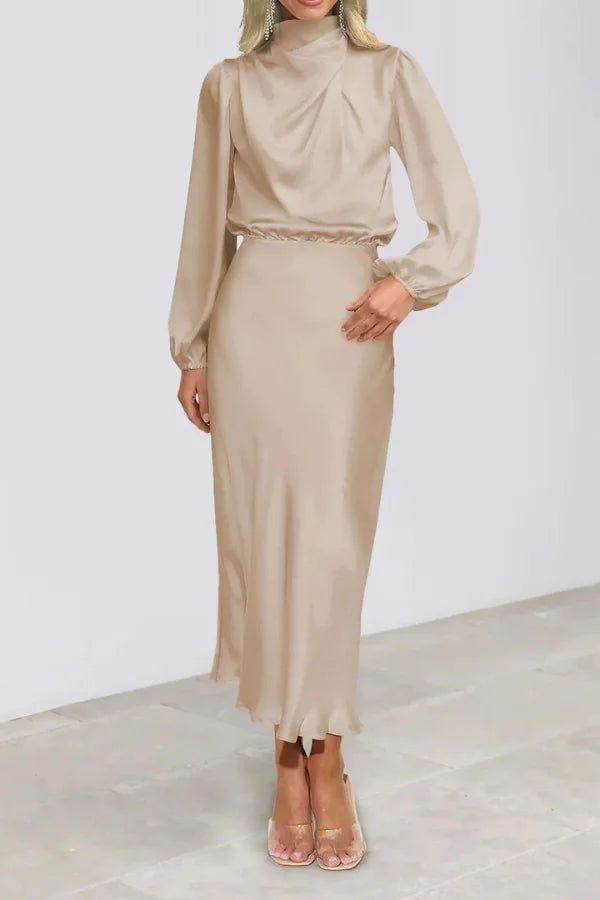 Robe élégante à demi-col roulé avec détails pliés. 11