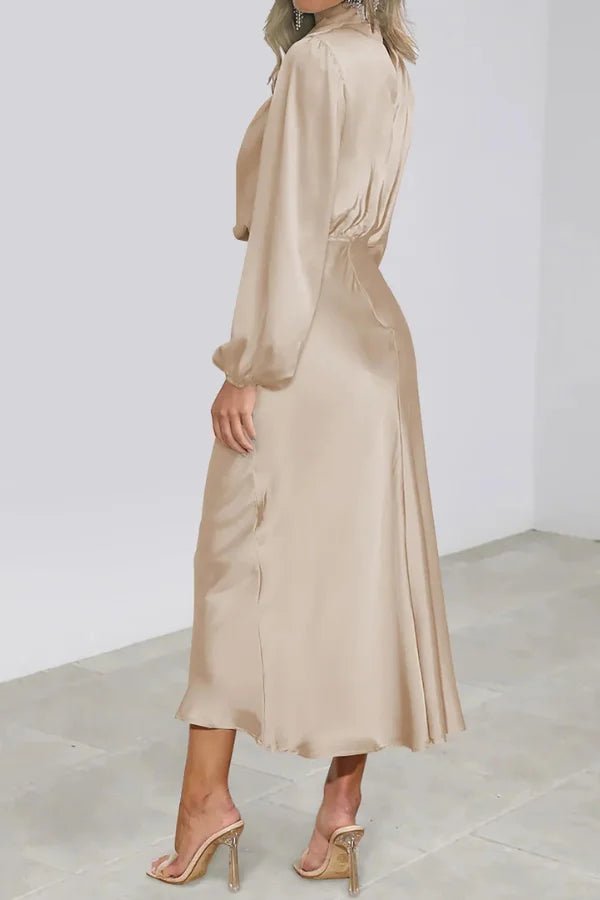 Robe élégante à demi-col roulé avec détails pliés. 8