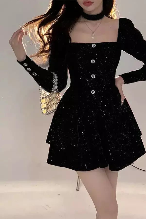 Robe élégante, fluide avec décolleté, idéale pour les occasions formelles. 0