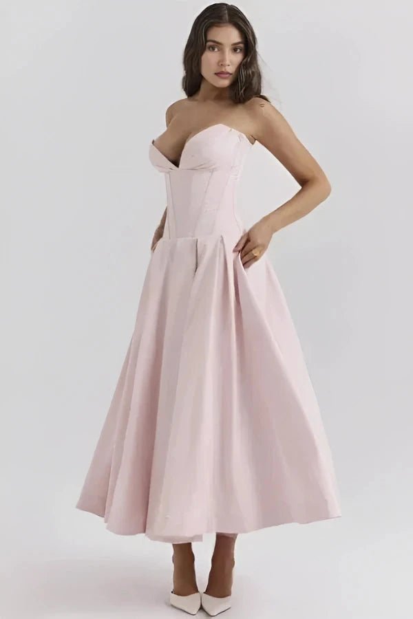 Robe évasée avec corsage sculpté, idéale pour les occasions formelles. 11