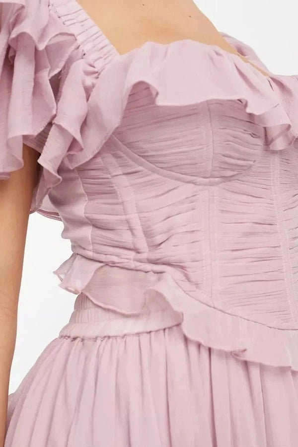 Robe évasée avec corsage structuré et volants. 3