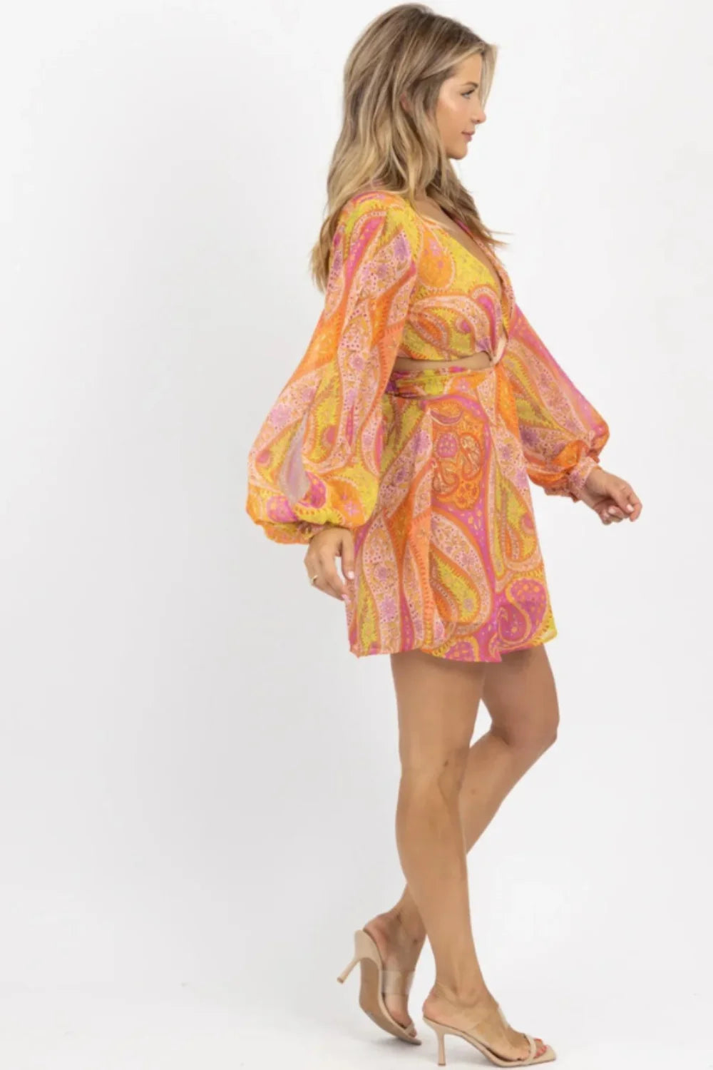 Robe évasée avec décolleté plongeant et manches ballon, élégante. 2