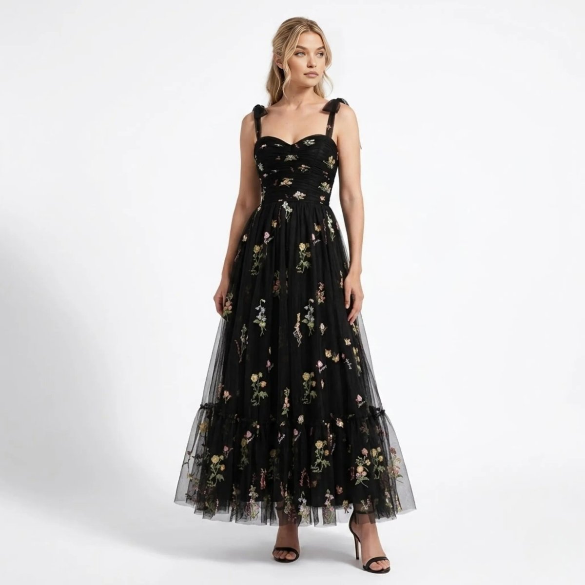 Robe évasée avec des détails floraux brodés. 0