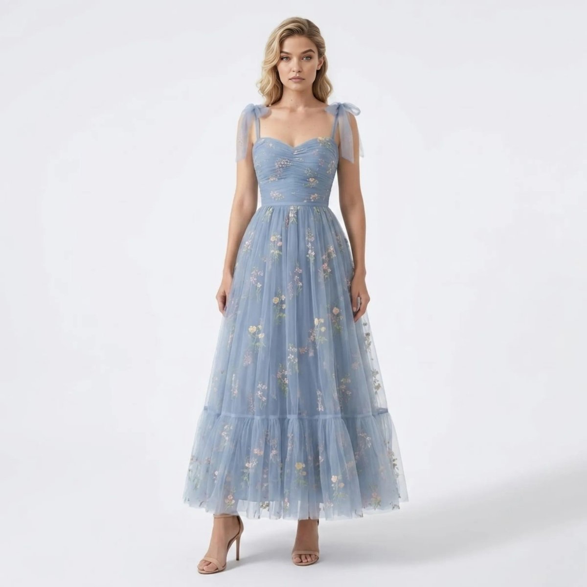 Robe évasée avec des détails floraux brodés. 10