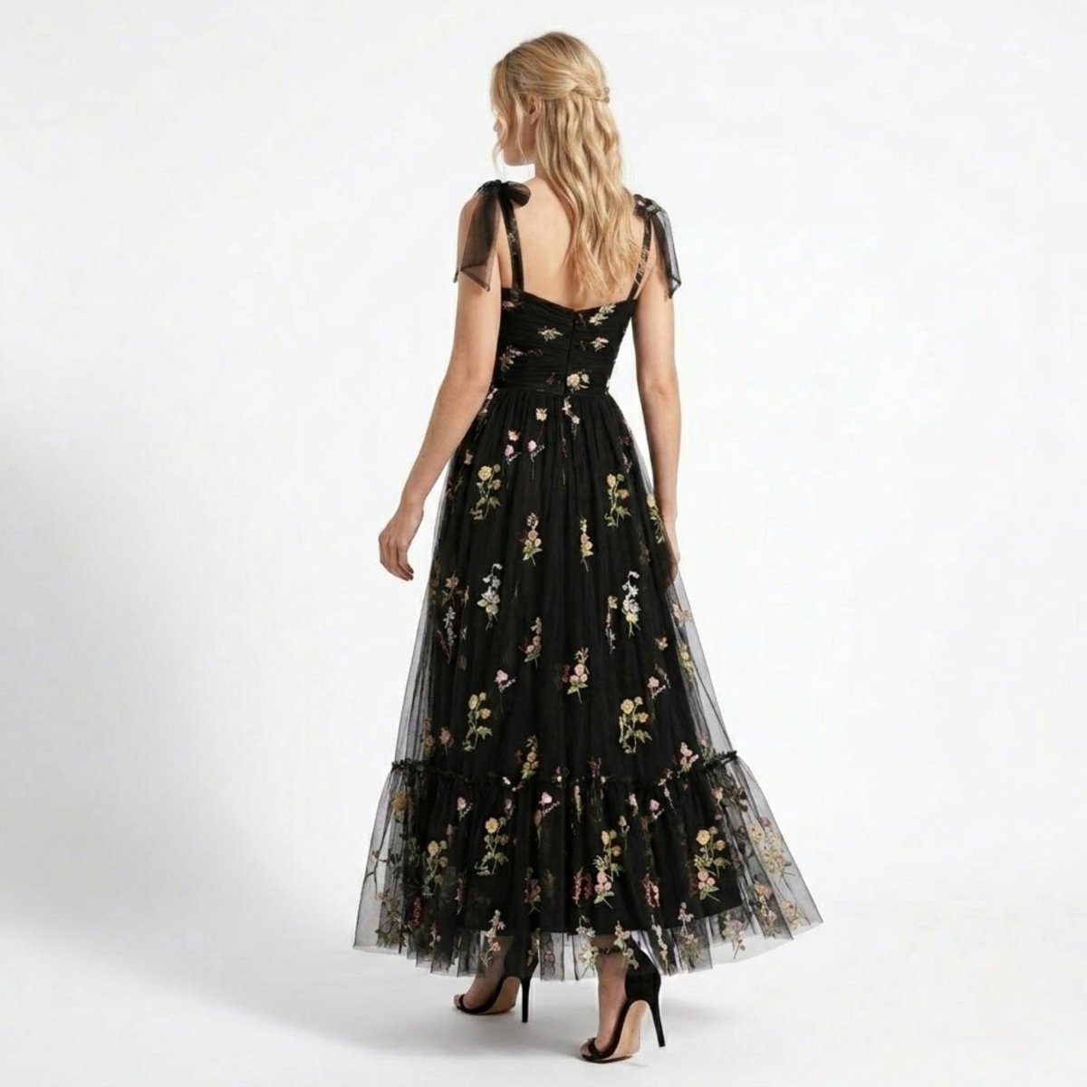 Robe évasée avec des détails floraux brodés. 2