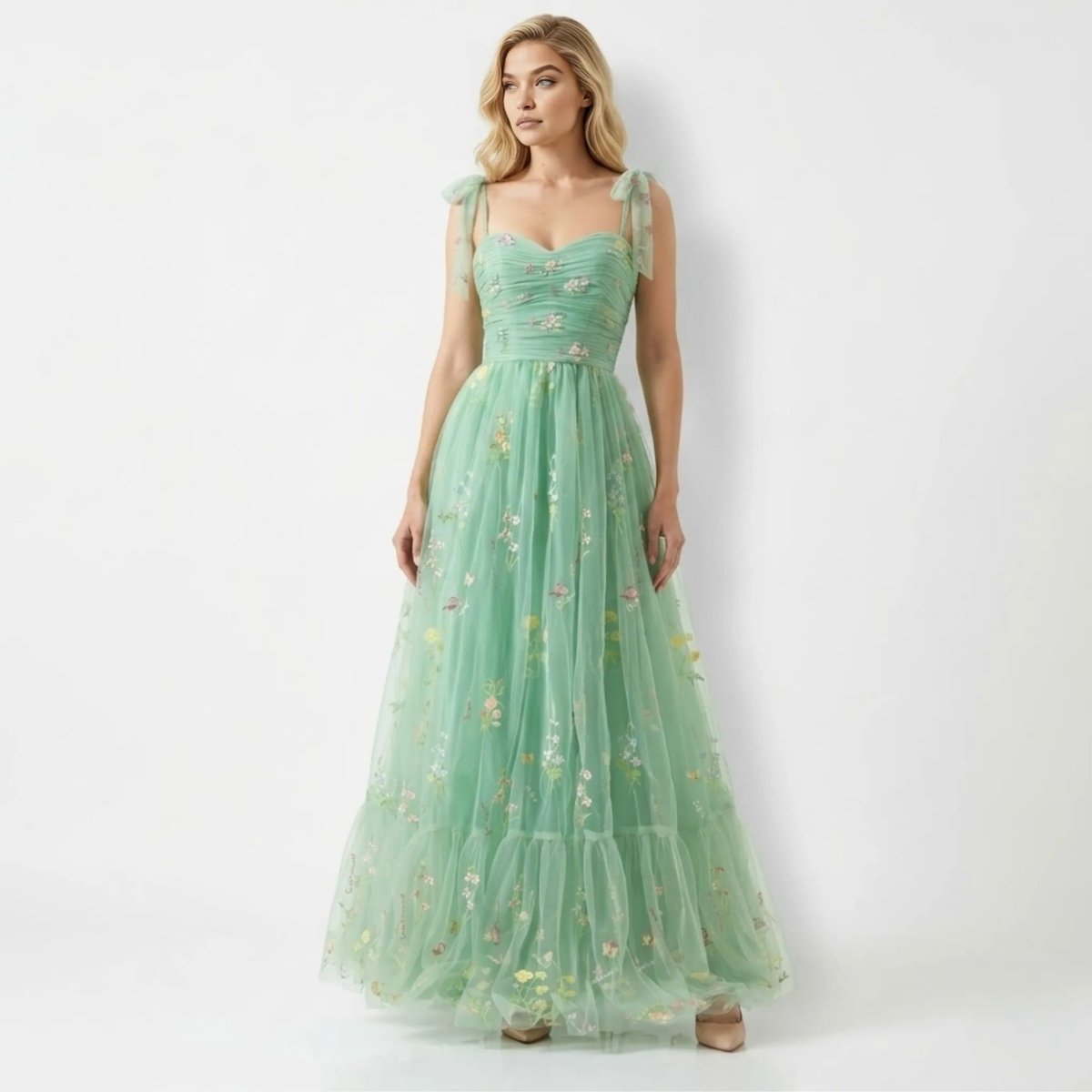 Robe évasée avec des détails floraux brodés. 5