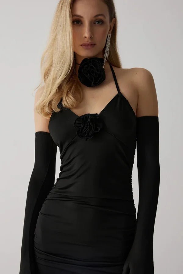 Robe élégante fendue avec silhouette sculptante et tour de cou. 2