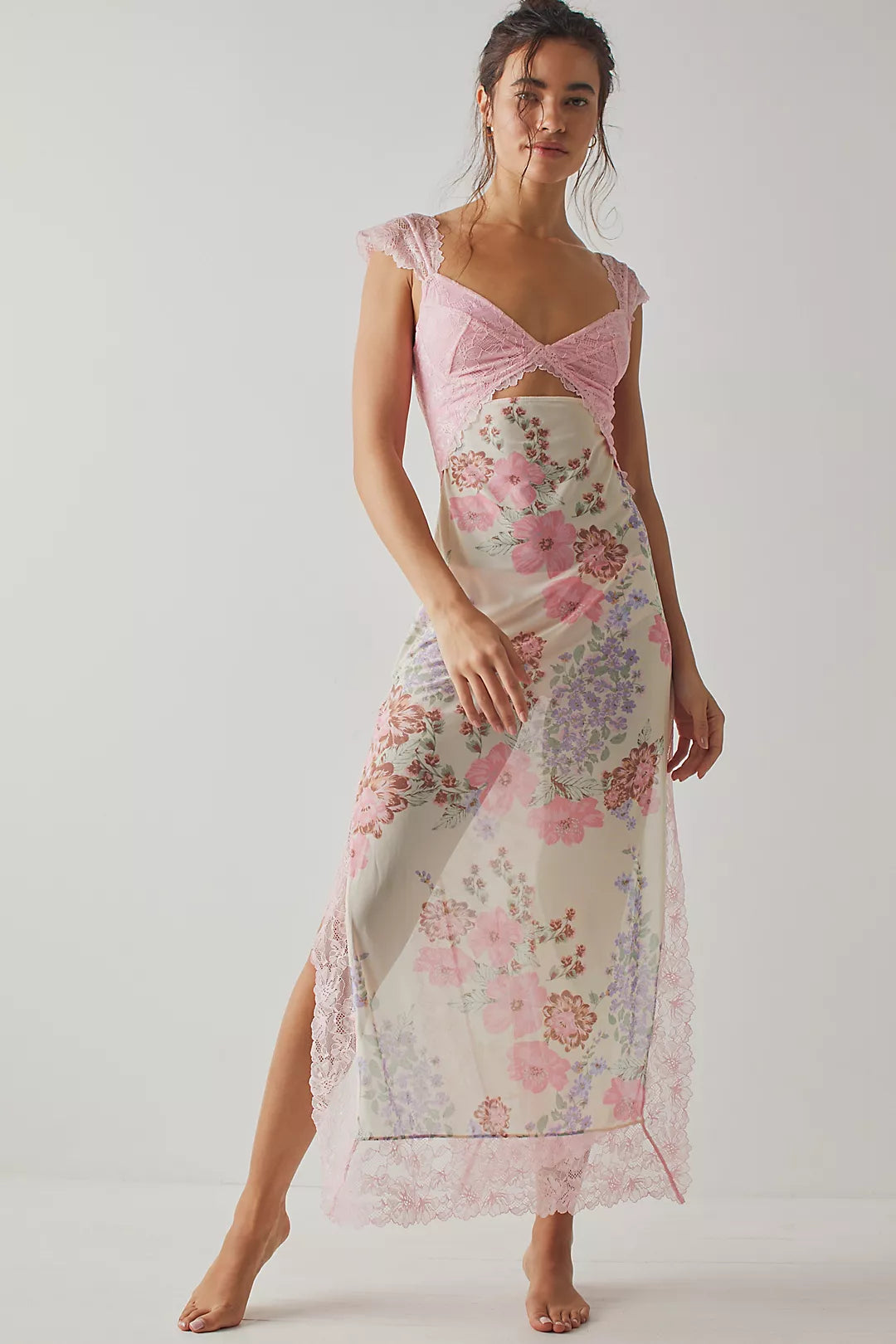 Robe fourreau avec imprimés floraux et détails en dentelle élégante. 0