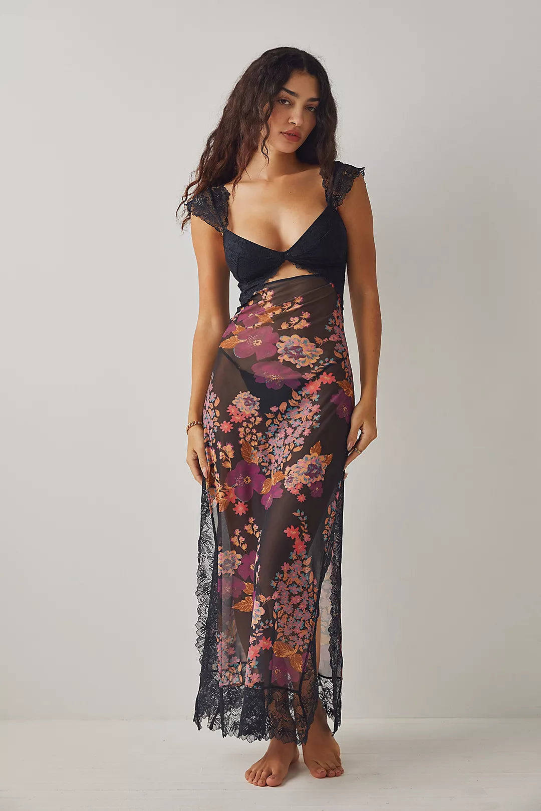 Robe fourreau avec imprimés floraux et détails en dentelle élégante. 1