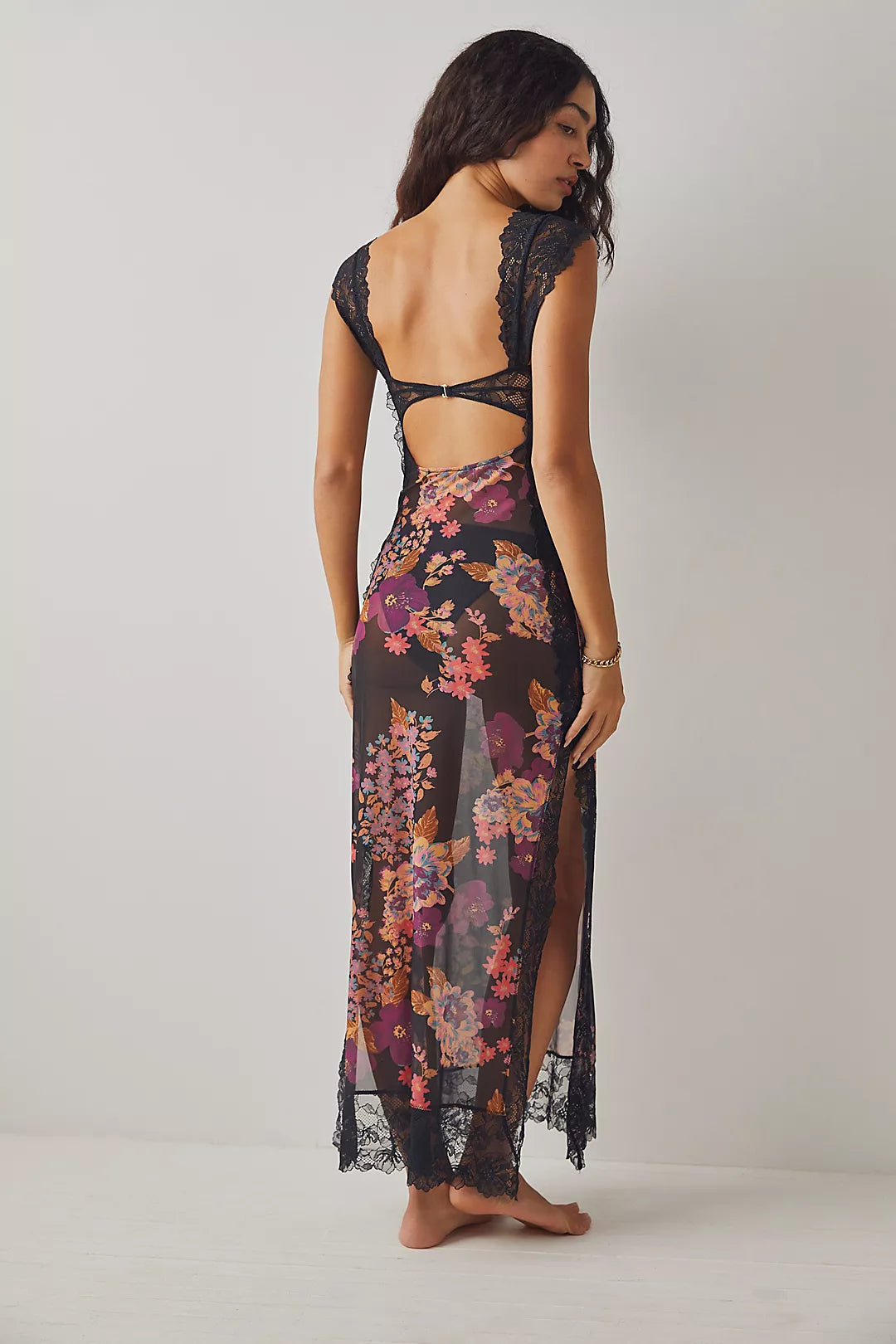 Robe fourreau avec imprimés floraux et détails en dentelle élégante. 3