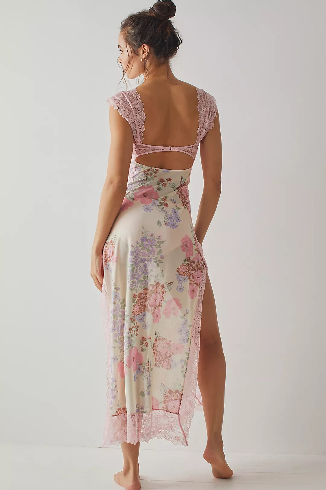 Robe fourreau avec imprimés floraux et détails en dentelle élégante. 6