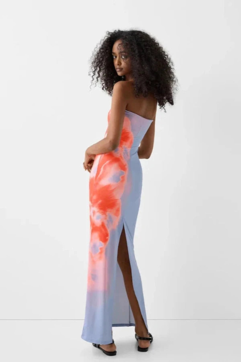 Robe longue avec décolleté bandeau élégant. 3