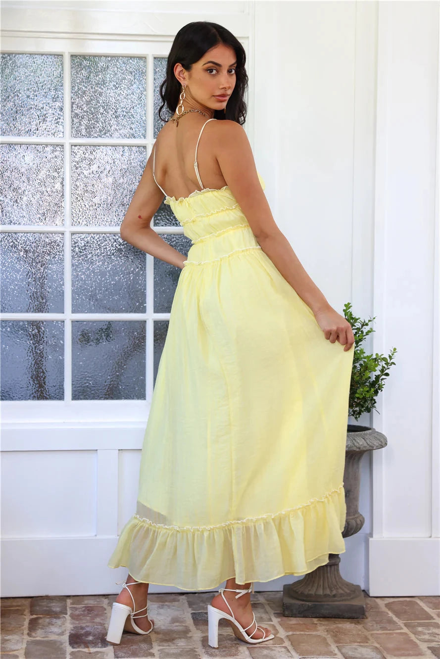 Robe longue à volants, silhouette fluide et élégante, idéale pour des occasions formelles. 2