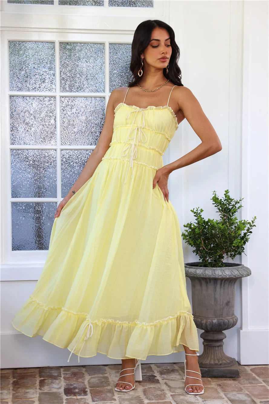 Robe longue à volants, silhouette fluide et élégante, idéale pour des occasions formelles. 4