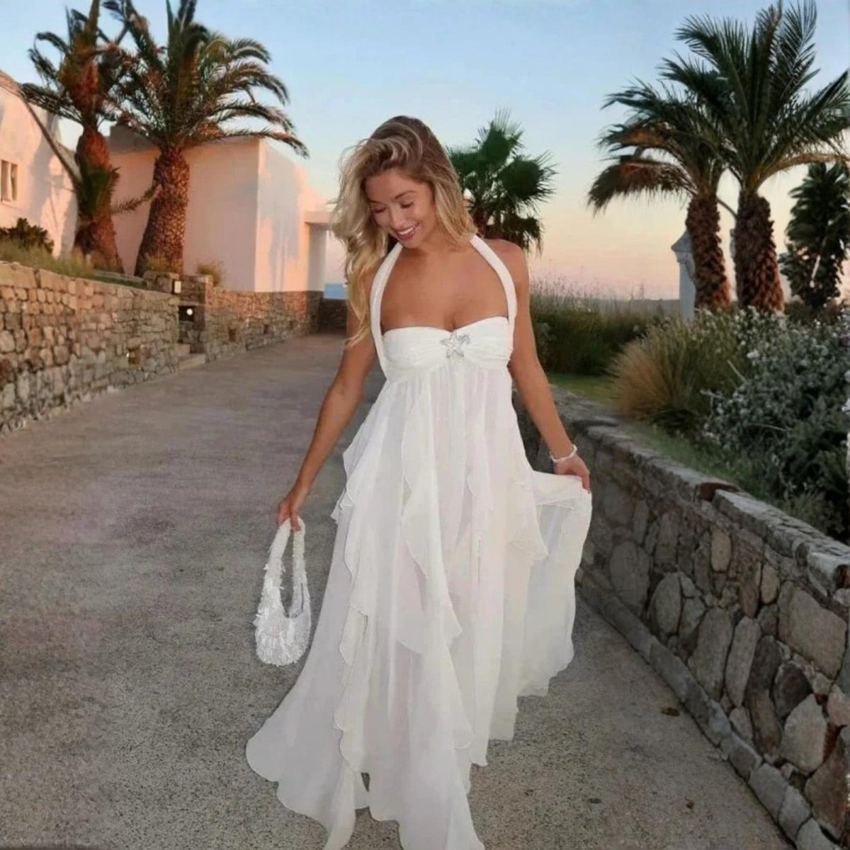 Robe longue élégante à dos ouvert avec détails scintillants. 5