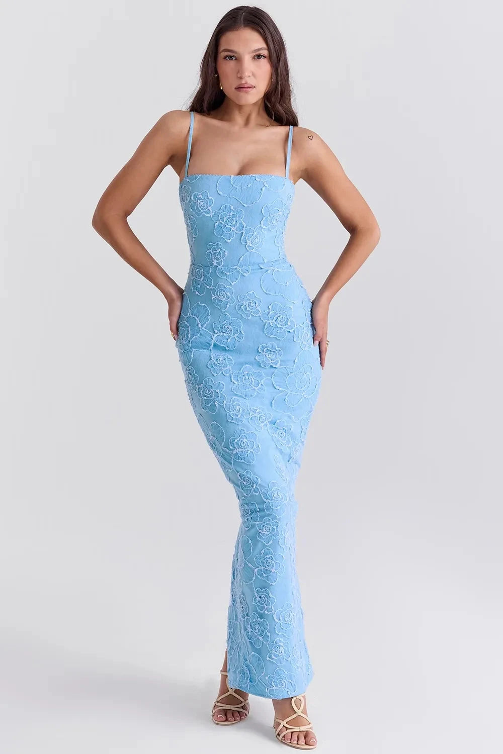 Robe longue en dentelle avec décolleté en cœur et taille cintrée. 0