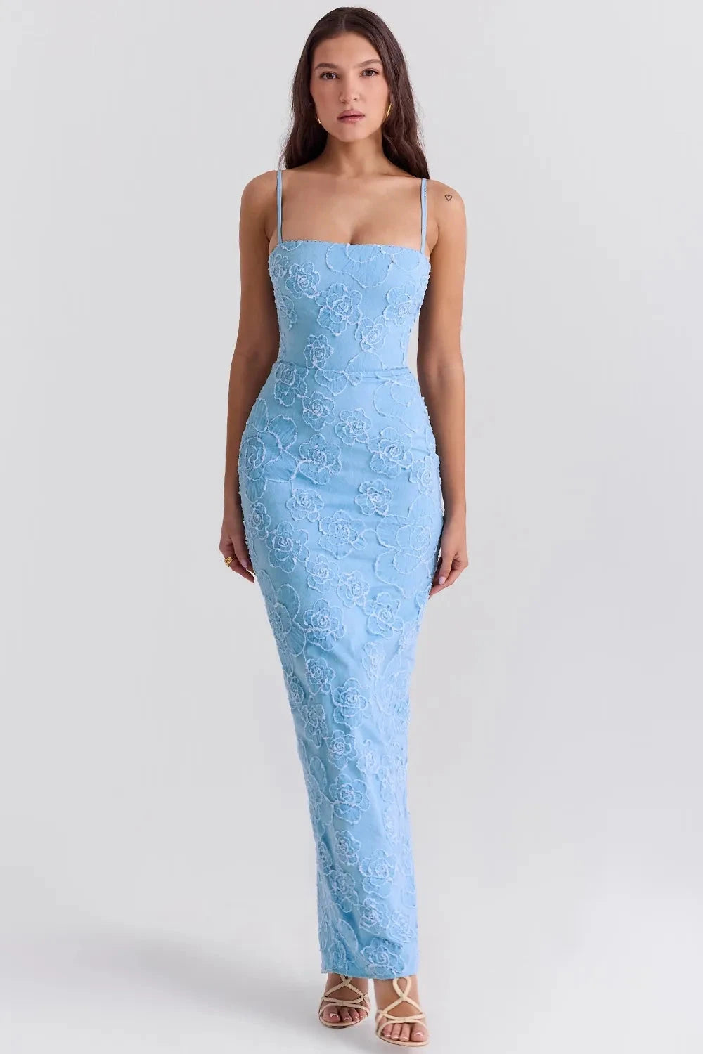 Robe longue en dentelle avec décolleté en cœur et taille cintrée. 1