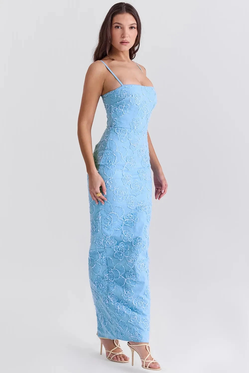 Robe longue en dentelle avec décolleté en cœur et taille cintrée. 2