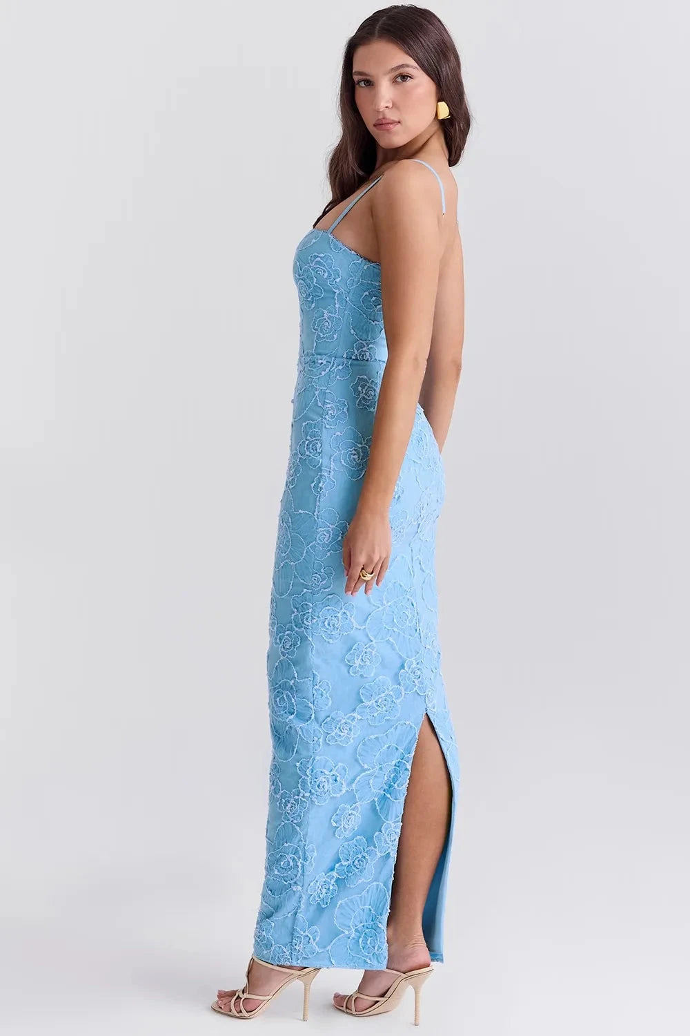 Robe longue en dentelle avec décolleté en cœur et taille cintrée. 3