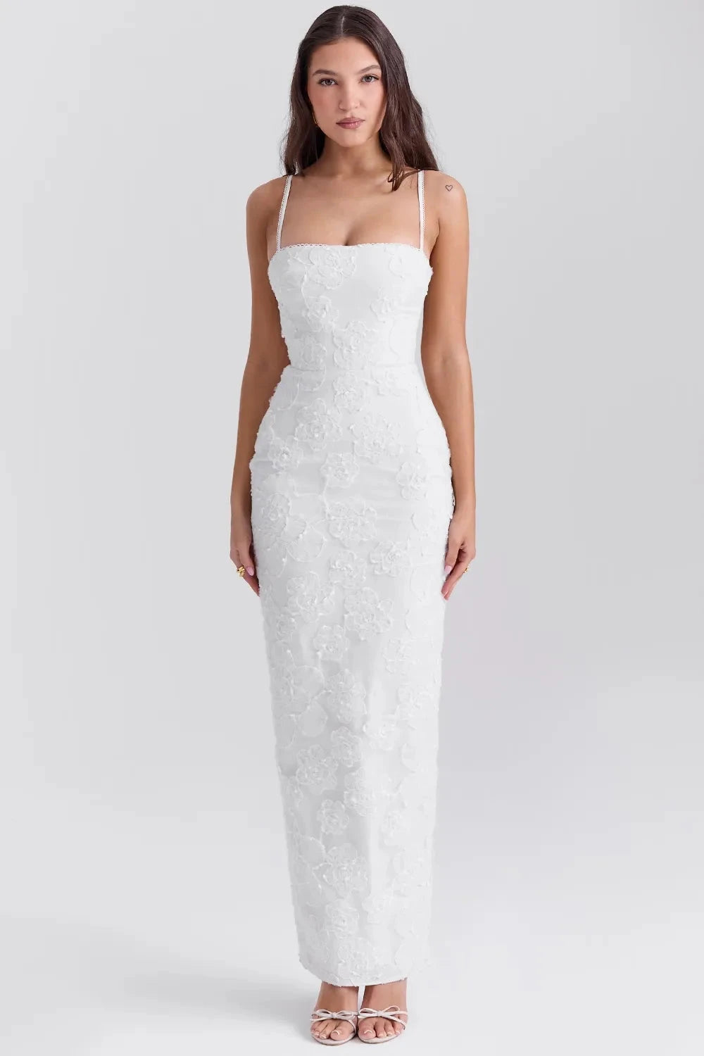 Robe longue en dentelle avec décolleté en cœur et taille cintrée. 5