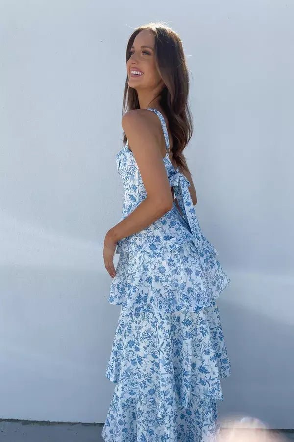 Robe longue évasée avec encolure élastique et jupe à volants. 2
