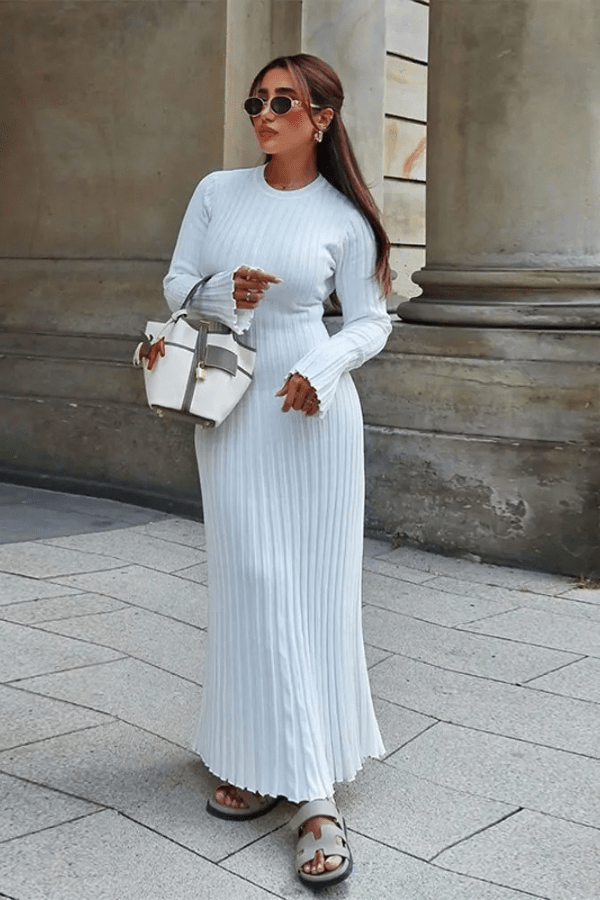 Robe longue élégante avec volants et manches longues, idéale pour les soirées d'été. 0