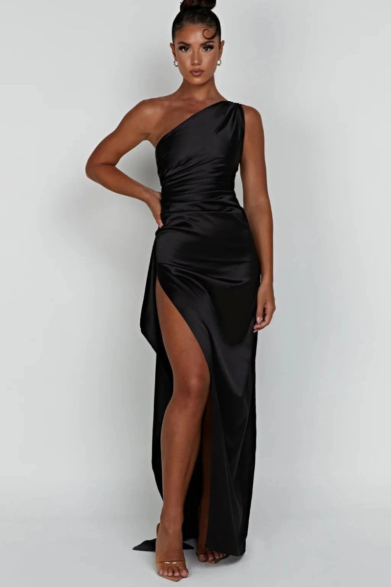 Robe longue fendue à une épaule, élégante et sophistiquée. 0