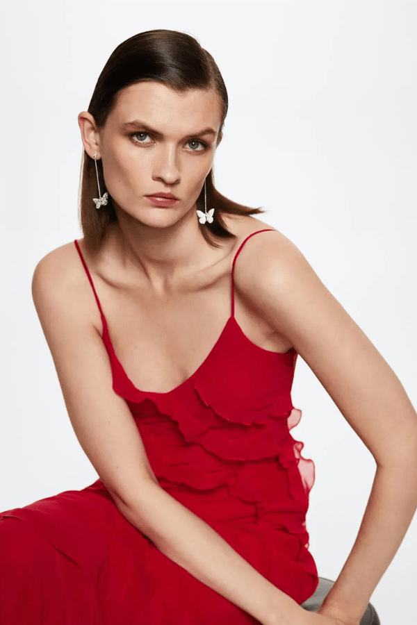 Robe longue zippée à volants avec silhouette cintrée et élégante. 5