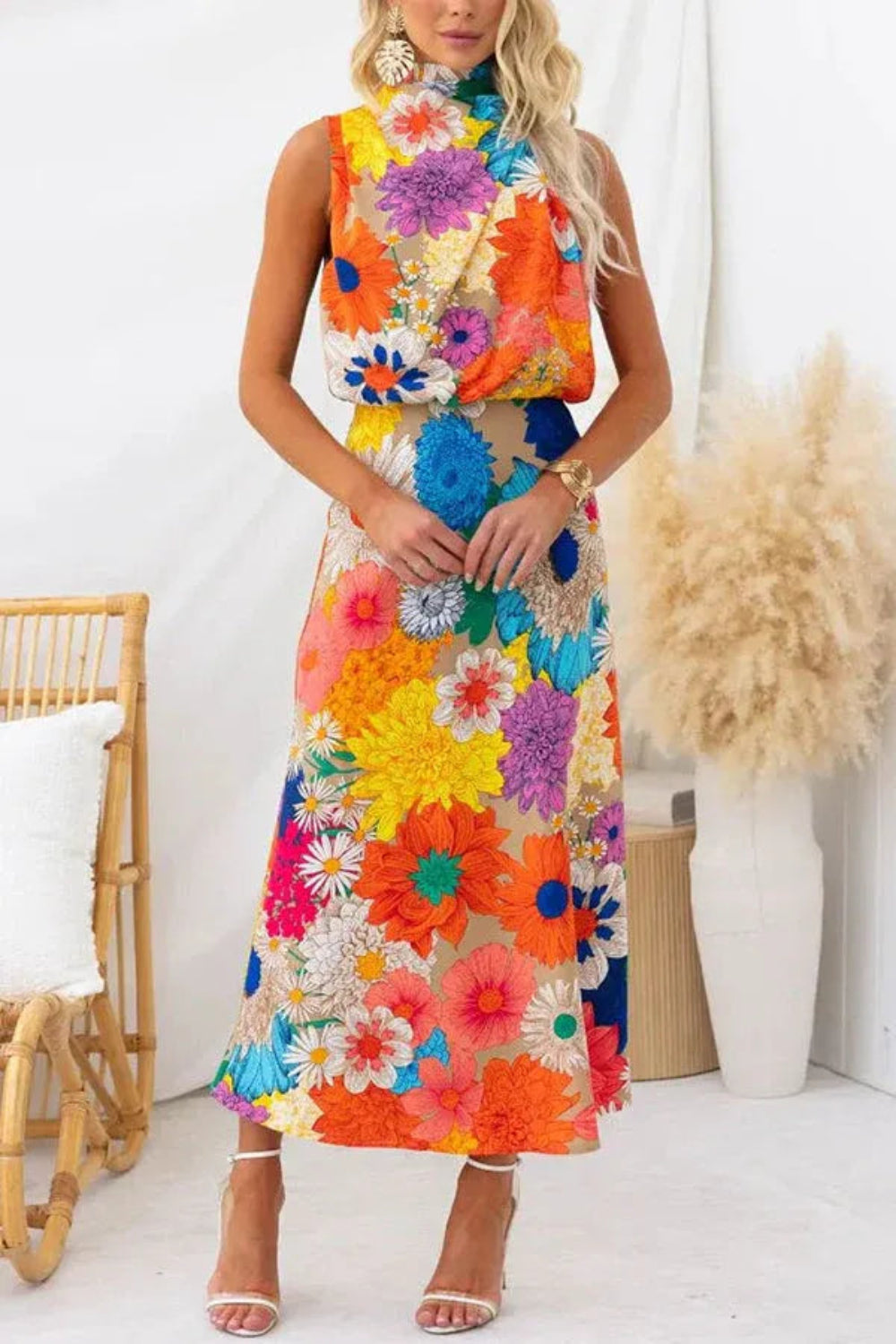 Robe longue femme, dos nu, style floral vibrant. - 1