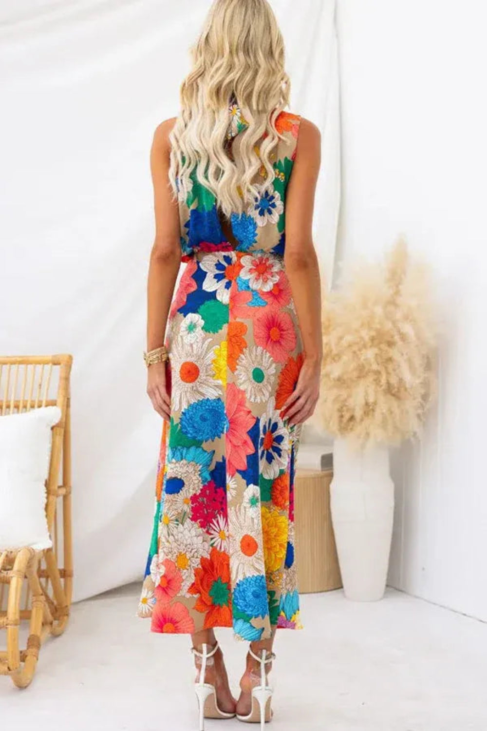 Robe longue femme, dos nu, style floral vibrant. - 4
