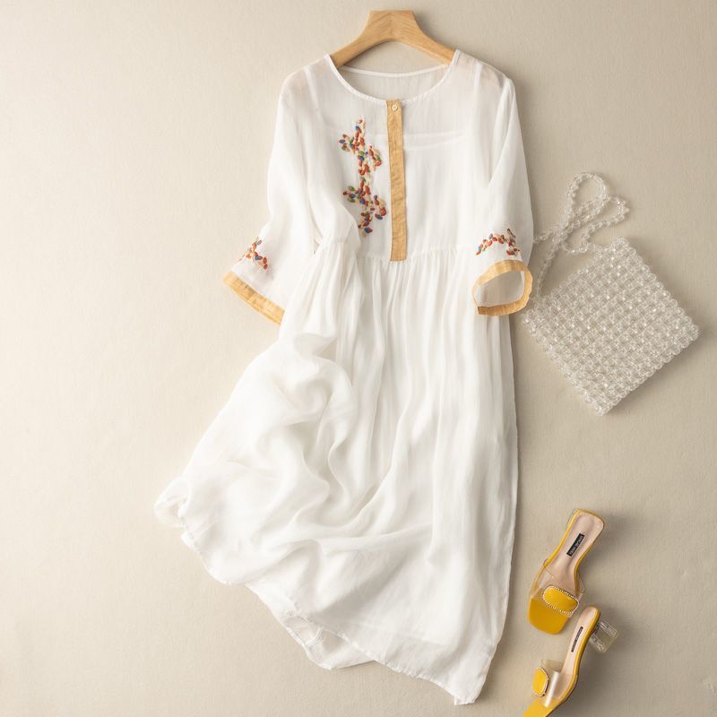 Robe mi-longue décontractée avec taille froncée et manches mi-longues. 1