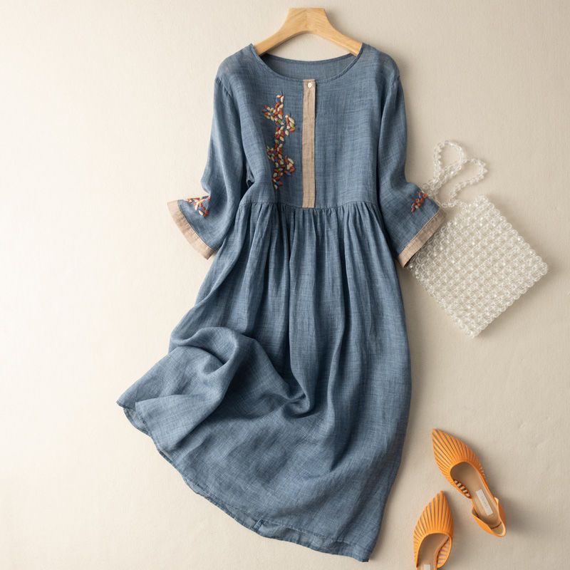 Robe mi-longue décontractée avec taille froncée et manches mi-longues. 3