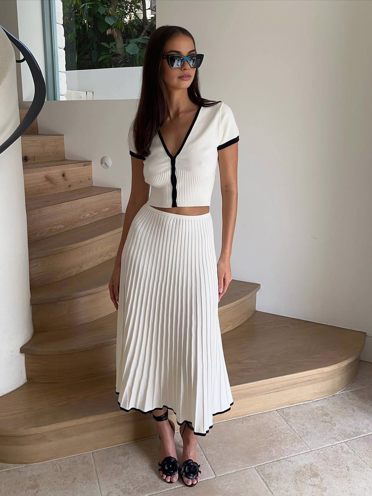 Robe midi élégante avec bordure contrastée et col en V. - 4
