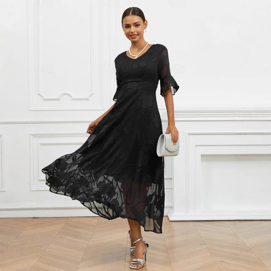 Robe midi élégante avec broderie florale chic. - 1