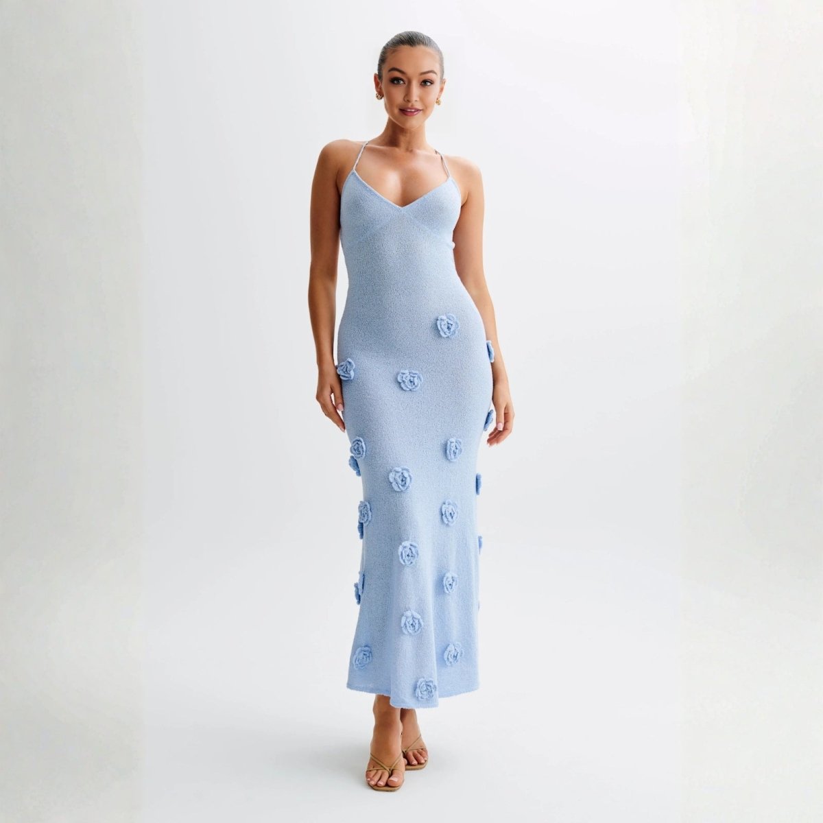 Robe midi élégante avec décolleté plongeant et dos ouvert à lacets. 10