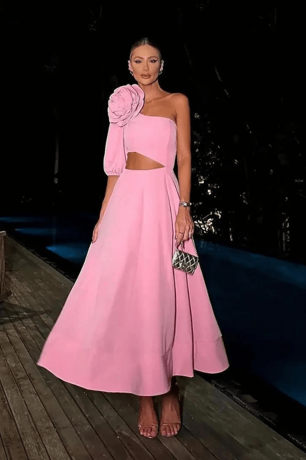 Robe midi élégante avec détails découpés et fleurs en 3D. 0