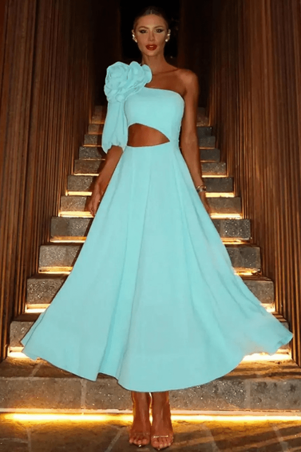 Robe midi élégante avec détails découpés et fleurs en 3D. 6