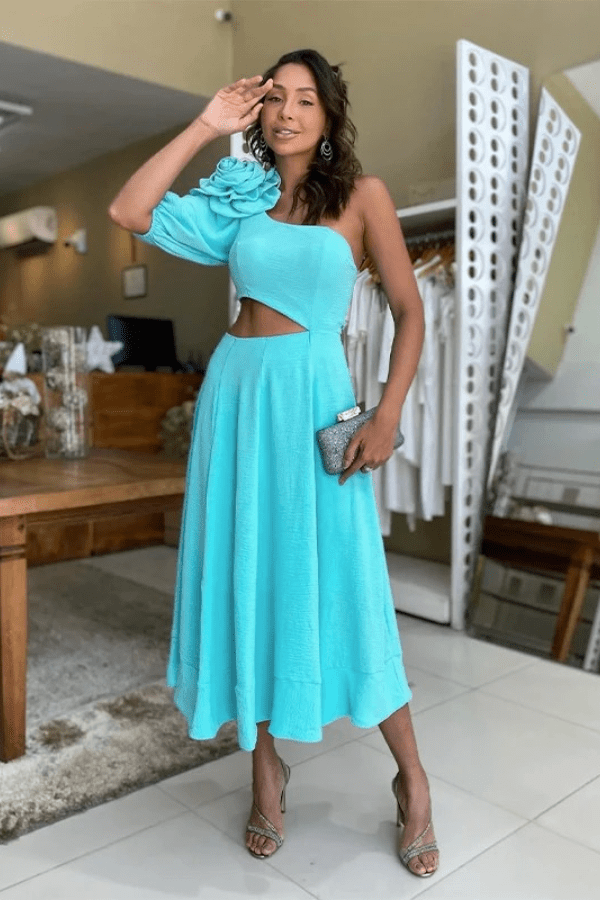 Robe midi élégante avec détails découpés et fleurs en 3D. 8
