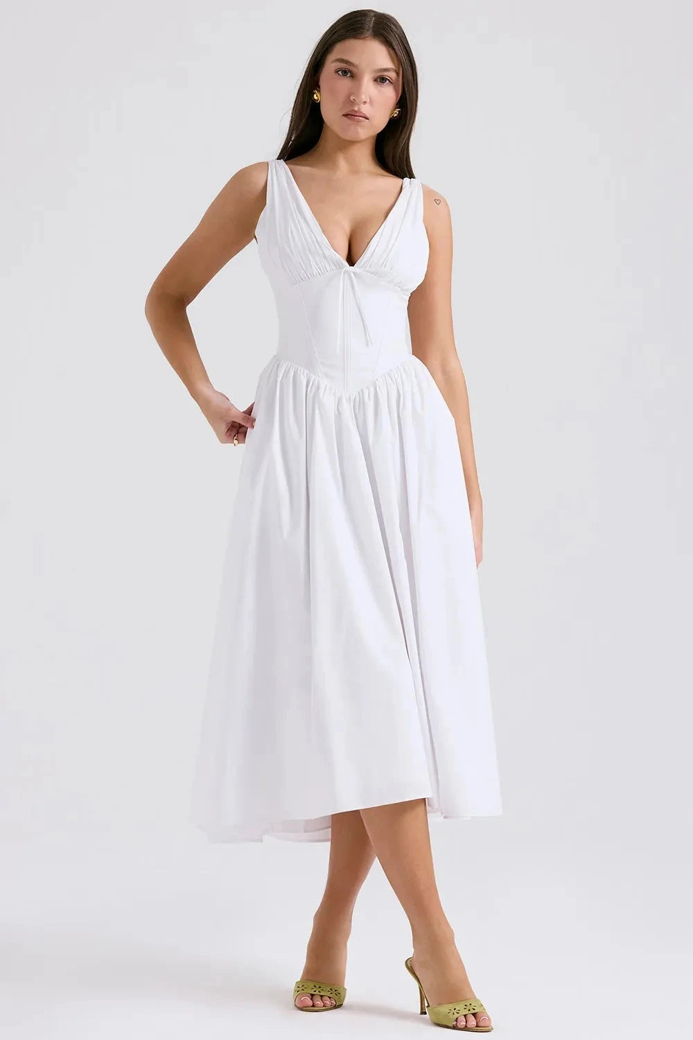 Robe midi élégante avec imprimés tropicaux audacieux. 0