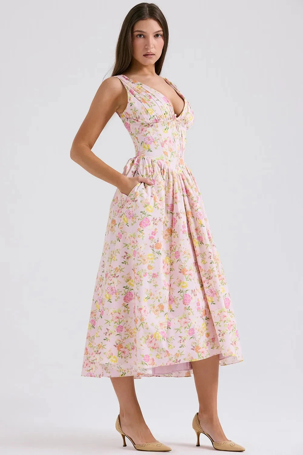 Robe midi élégante à imprimés tropicaux audacieux, idéale pour des occasions festives. - 8