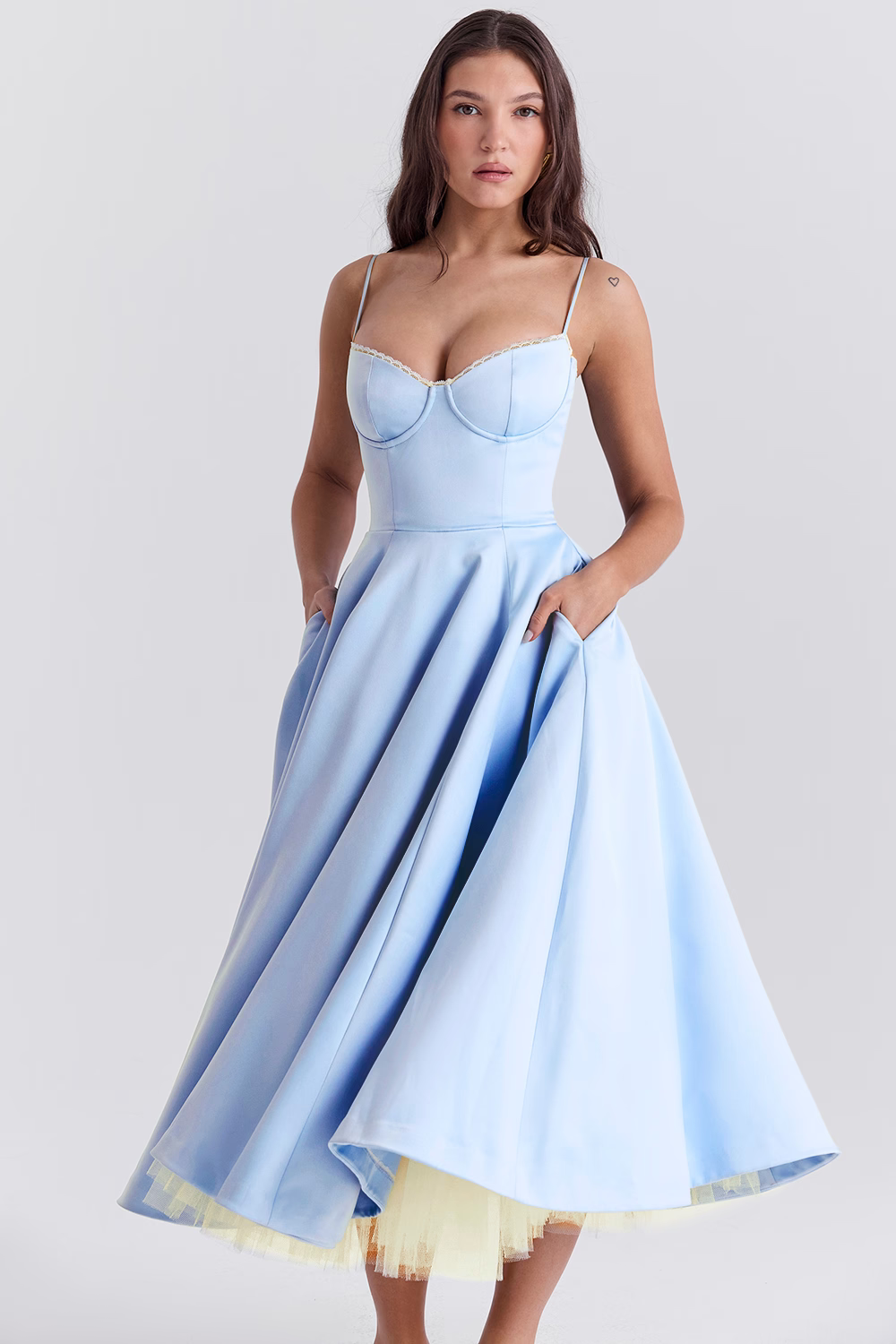 Robe midi trapèze avec corsage structuré, style chic. - 2